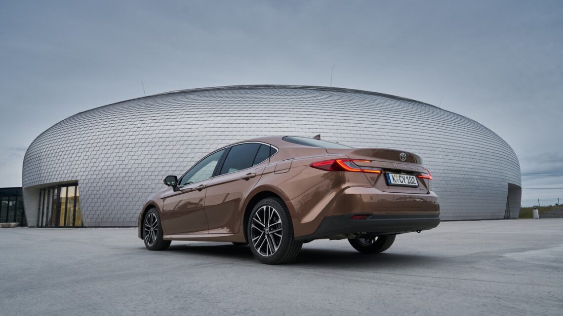 Nowa Toyota Camry 2024 – Limuzyna z hybrydą 5. generacji Nowa Toyota Camry 2024 – Limuzyna z hybrydą 5. generacji