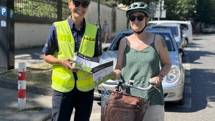Policja uczy, jak bezpiecznie jeździć rowerem i hulajnogą latem