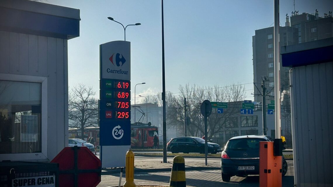 Szok na krakowskich stacjach. Diesel przebija 7 złotych w cieniu globalnego kryzysu